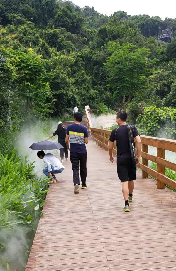 路途中，時(shí)而沾花惹草，時(shí)而風(fēng)度翩翩