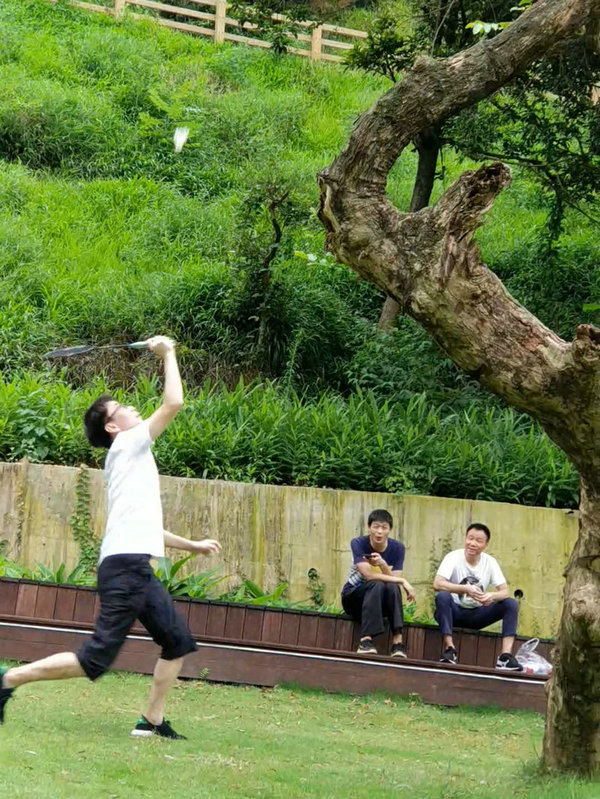 只要你肯拼，就一定不會(huì)孤獨(dú)，矚目你的人多著呢，掌聲歡呼聲時(shí)刻都在響起